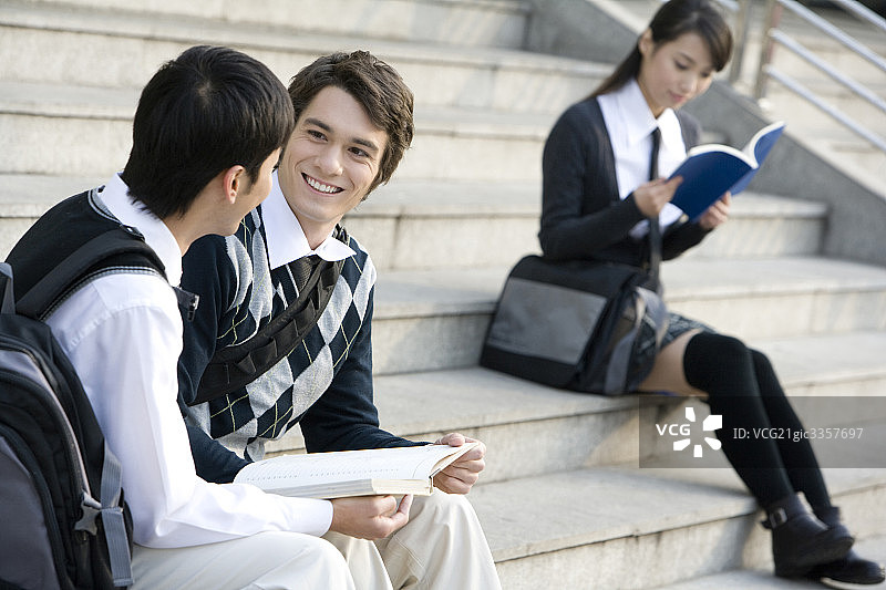 在校园看书的大学生图片素材