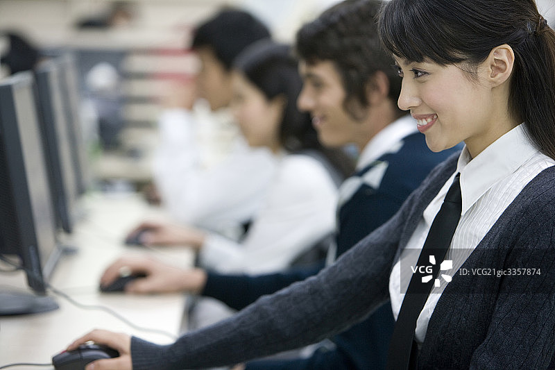 用电脑的学生们图片素材