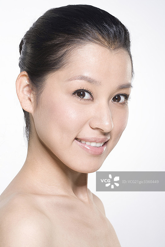 女子露齿看镜头笑图片素材