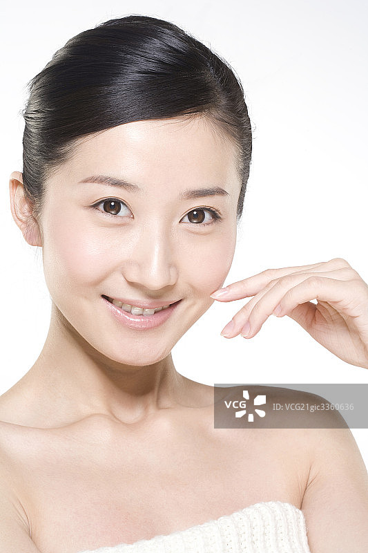 女子看镜头笑图片素材