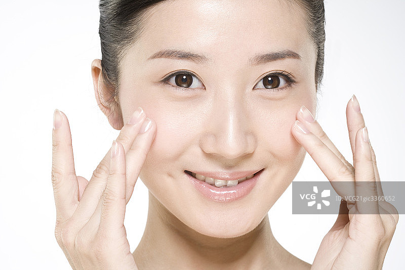 双手抹润肤霜看镜头图片素材