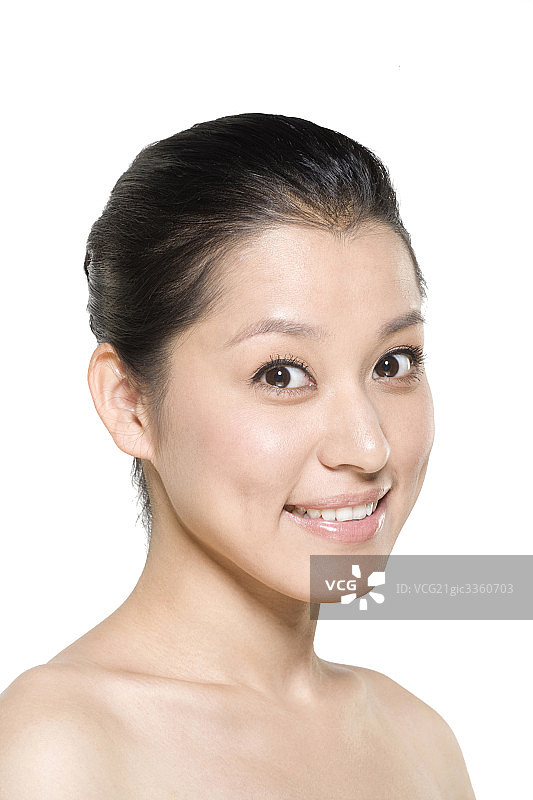 女子露齿看镜头笑图片素材