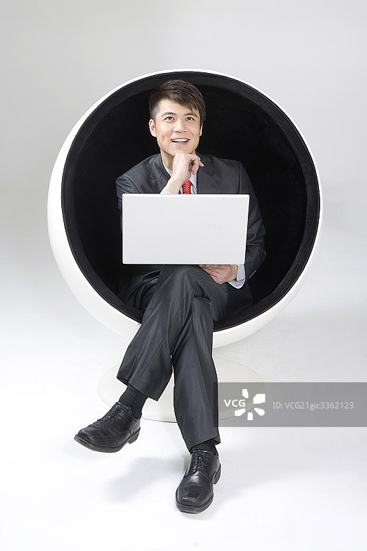 商务男士用笔记本电脑图片素材