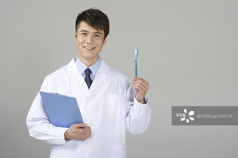 男医生展示牙刷图片素材