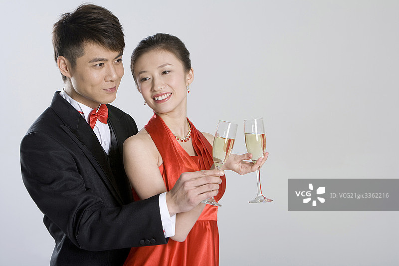 酒会男士和女士手拿香槟图片素材