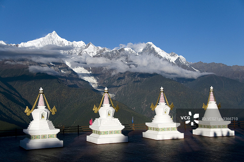 云南梅里雪山和飞来寺佛塔图片素材