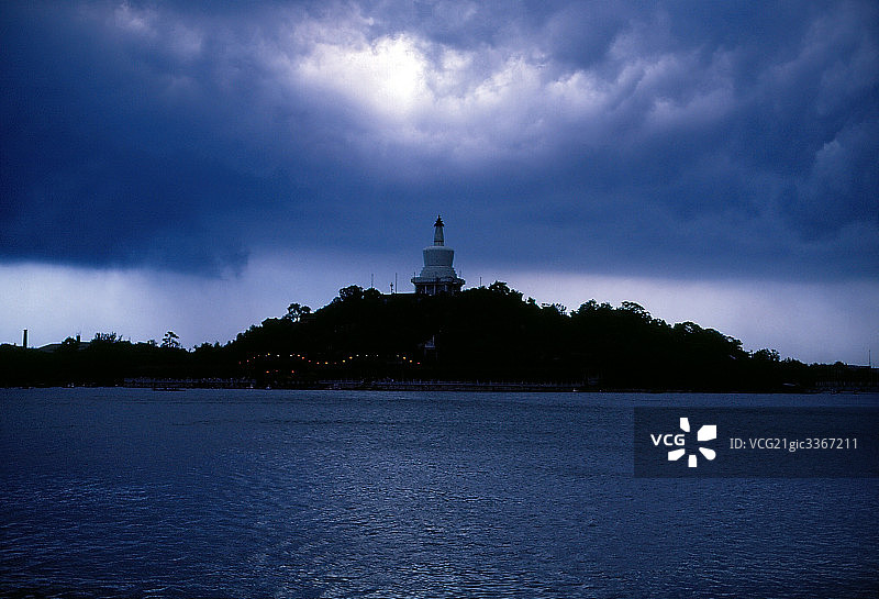 北京北海公园夜景图片素材