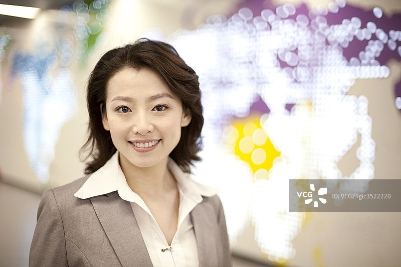 商务女士在地铁图片素材