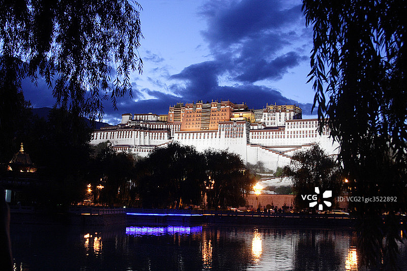 西藏布达拉宫夜景图片素材