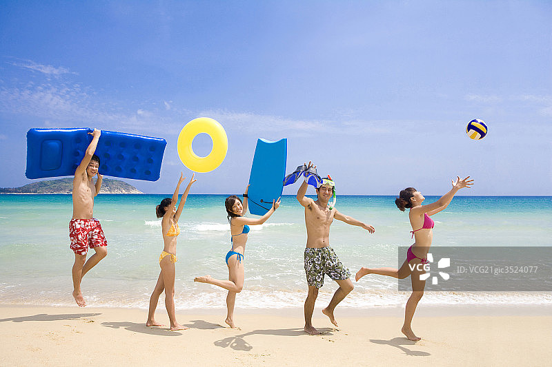 年轻人在沙滩上玩图片素材