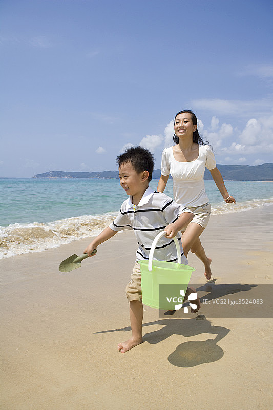 母子在海边玩耍图片素材