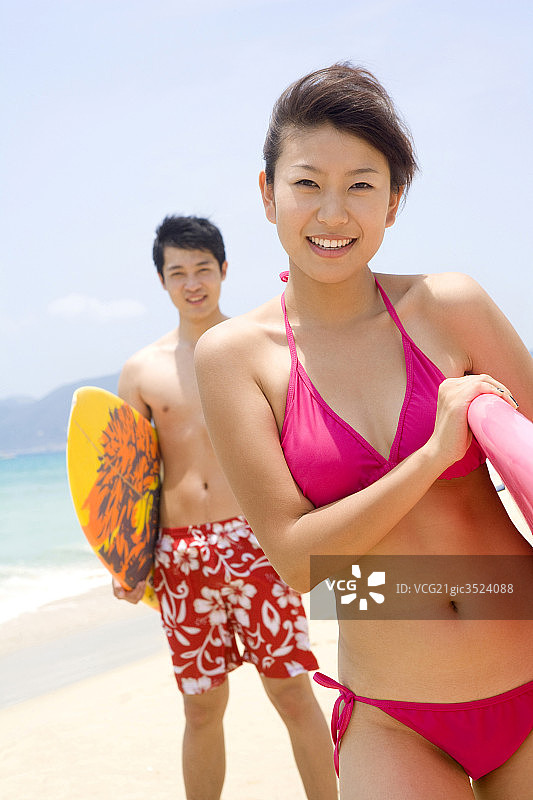 年轻人拿着冲浪板图片素材