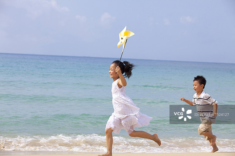 儿童在海边奔跑图片素材