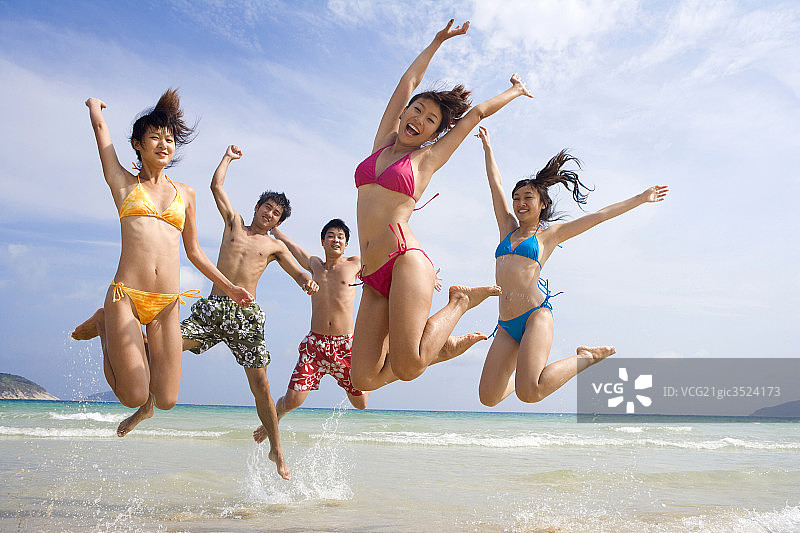 在水中跳起的年轻人图片素材