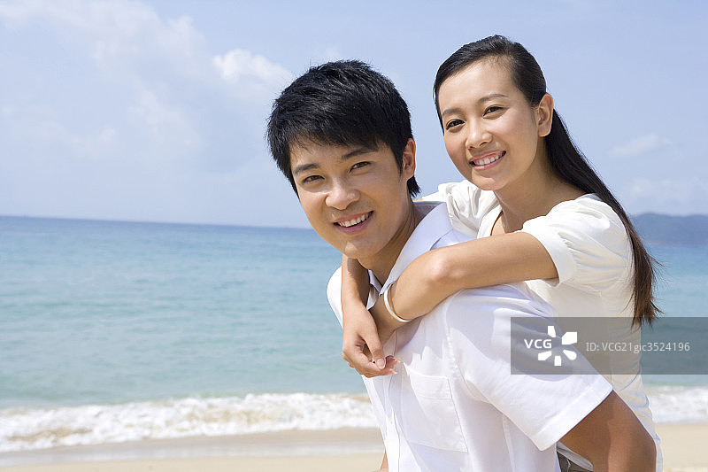 青年夫妇在海边图片素材