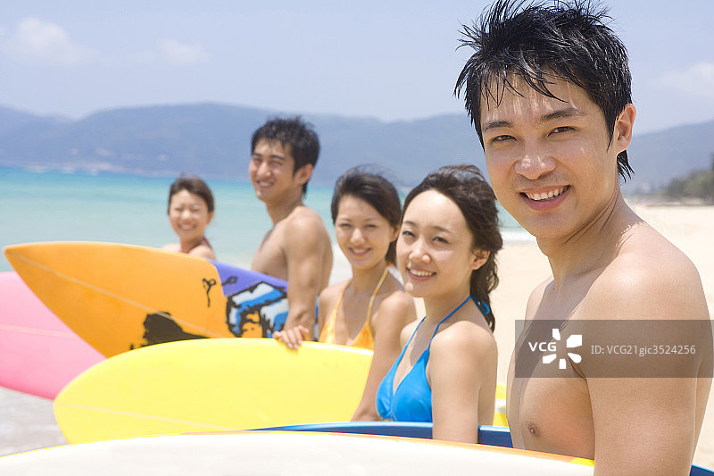 拿着冲浪板的男孩特写图片素材