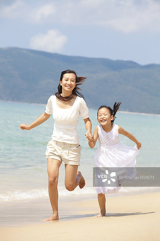 母女在海边奔跑图片素材