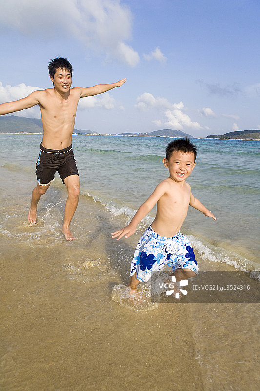 父子在海边玩耍图片素材