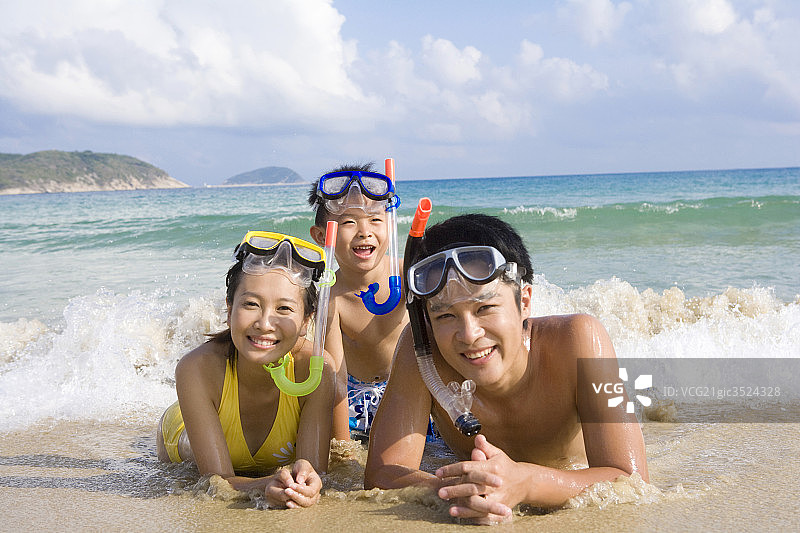 全家人在海边玩耍图片素材
