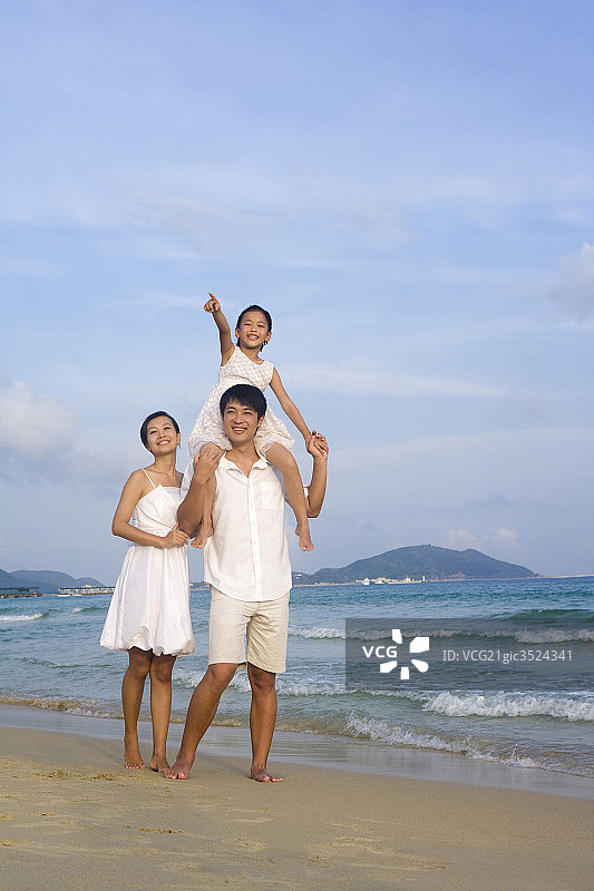 全家在海边散步图片素材