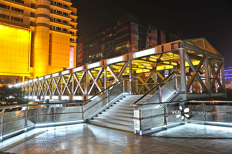 中国北京西单，过街天桥夜景图片素材