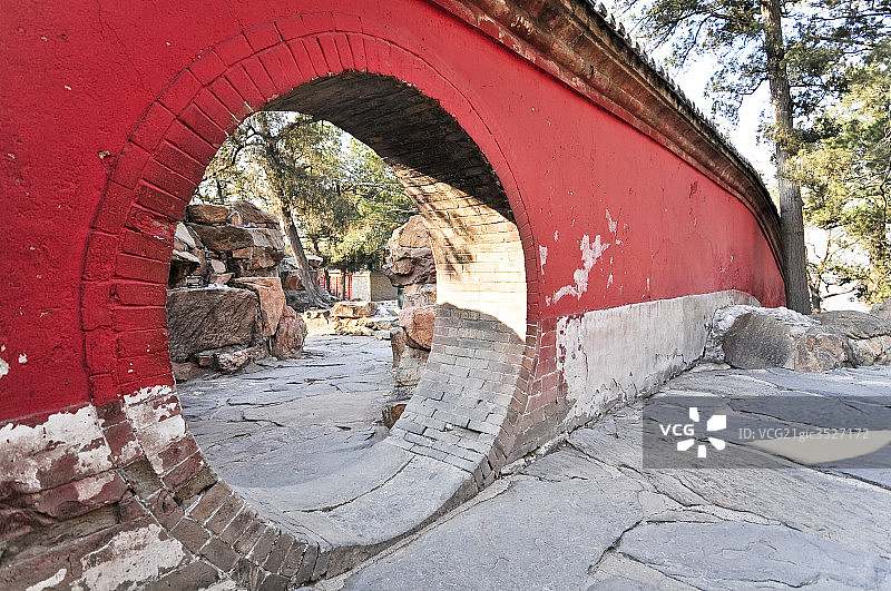 中国北京颐和园，红色的月亮门图片素材