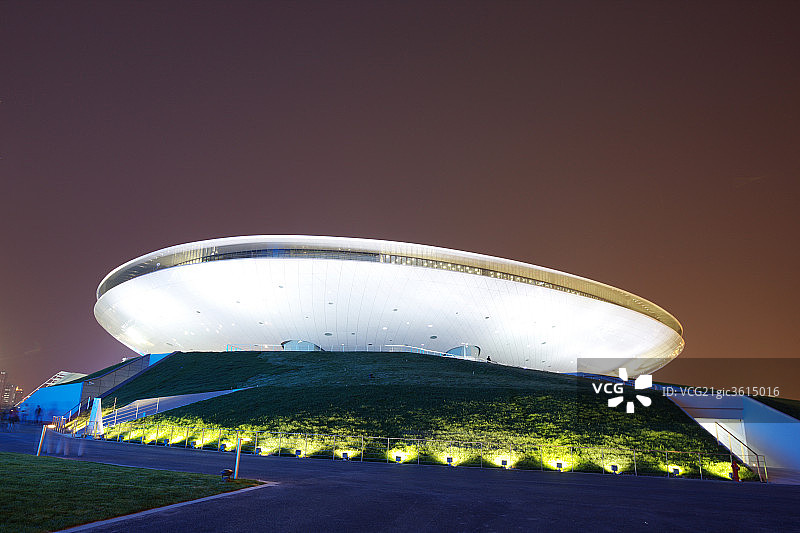 上海世博会演艺中心夜景图片素材