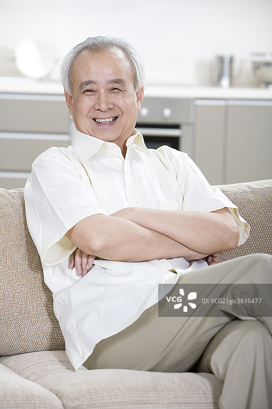 爷爷对镜头微笑图片素材
