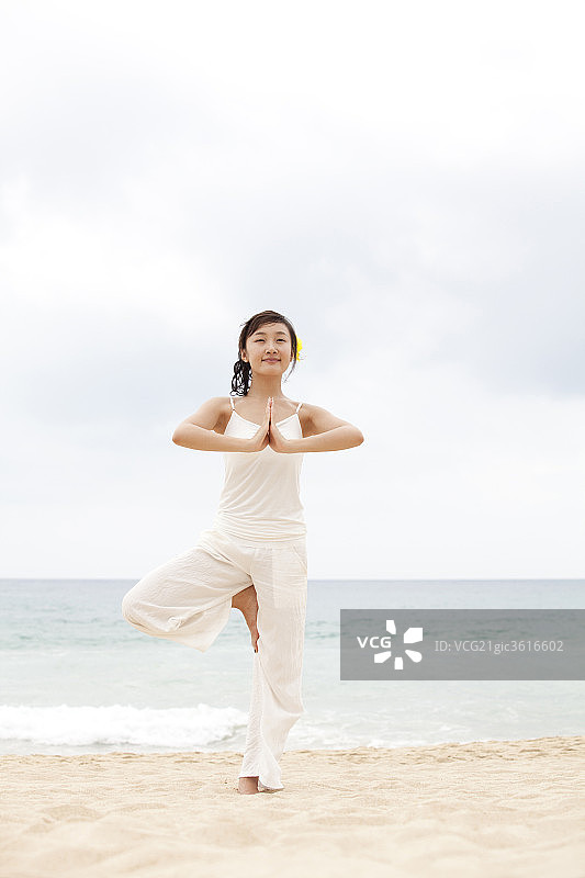 女子海边瑜珈单立腿图片素材