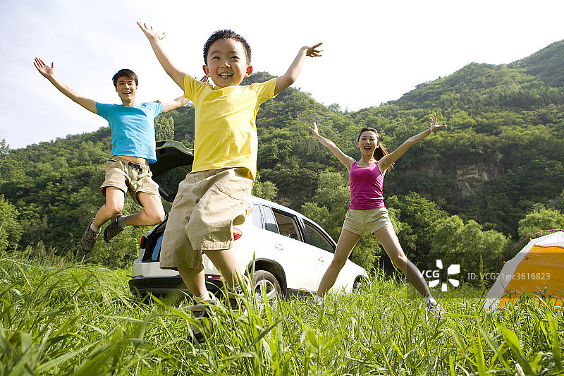 一家三口驱车野外郊游图片素材