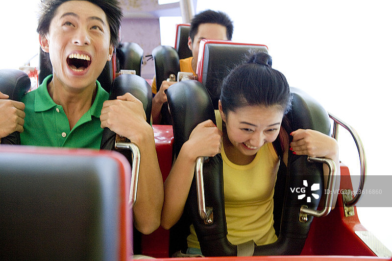 年青情侣玩过山车图片素材