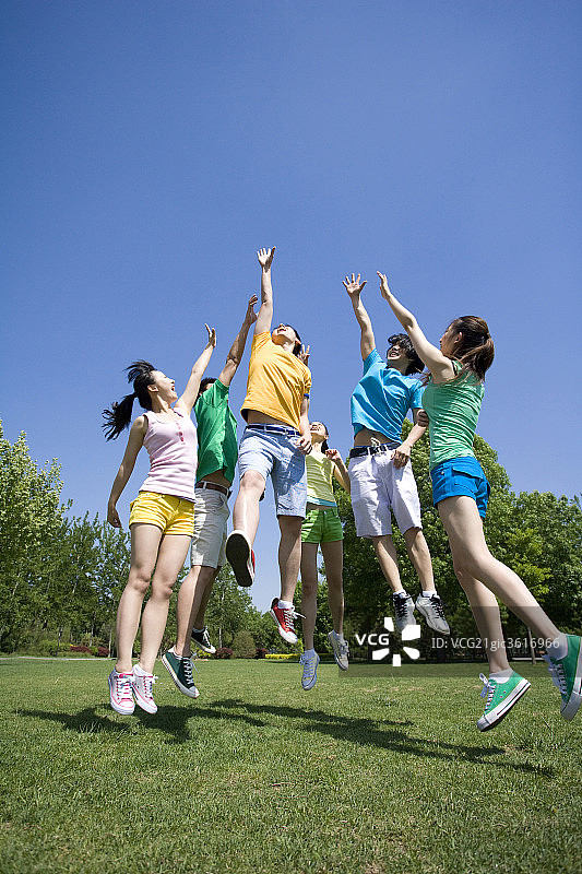 年青人在一起蹦跳图片素材