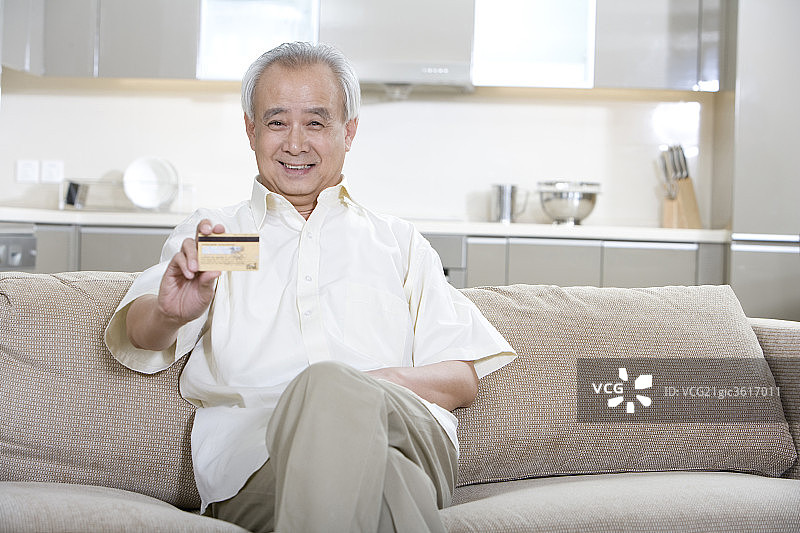 老人拿着银行卡图片素材