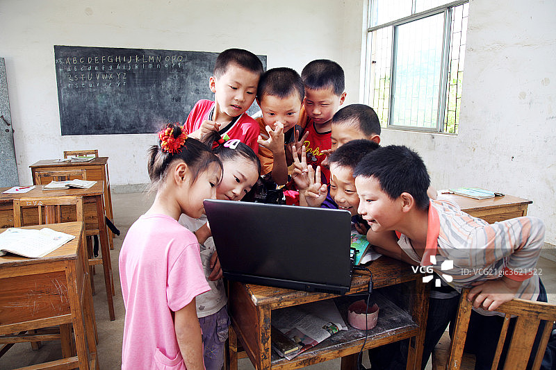 乡村小学学生图片素材