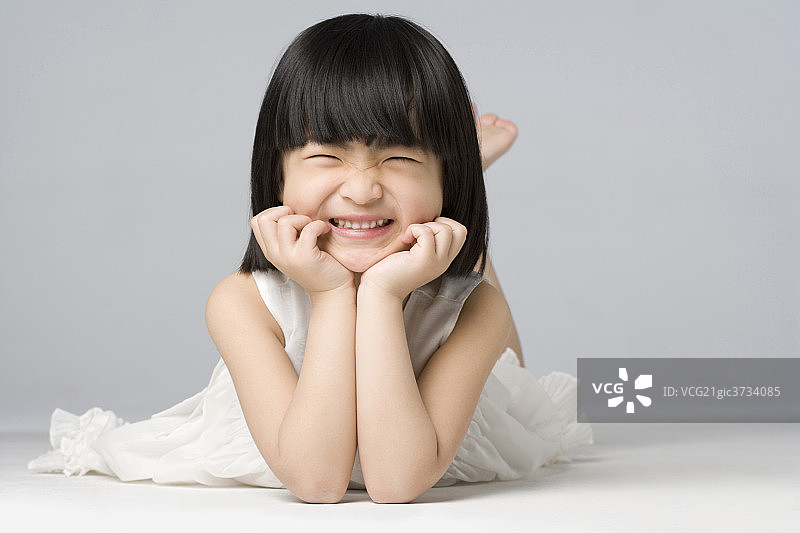 小女孩趴着图片素材