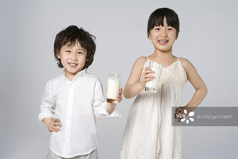 小男孩拿牛奶图片素材