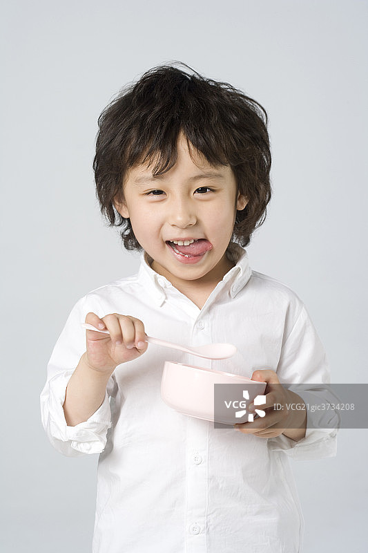小男孩拿着碗图片素材