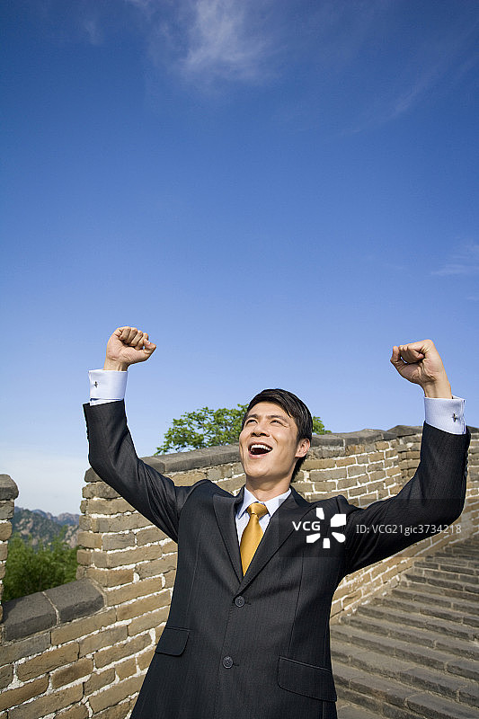 商务男士在长城欢呼图片素材