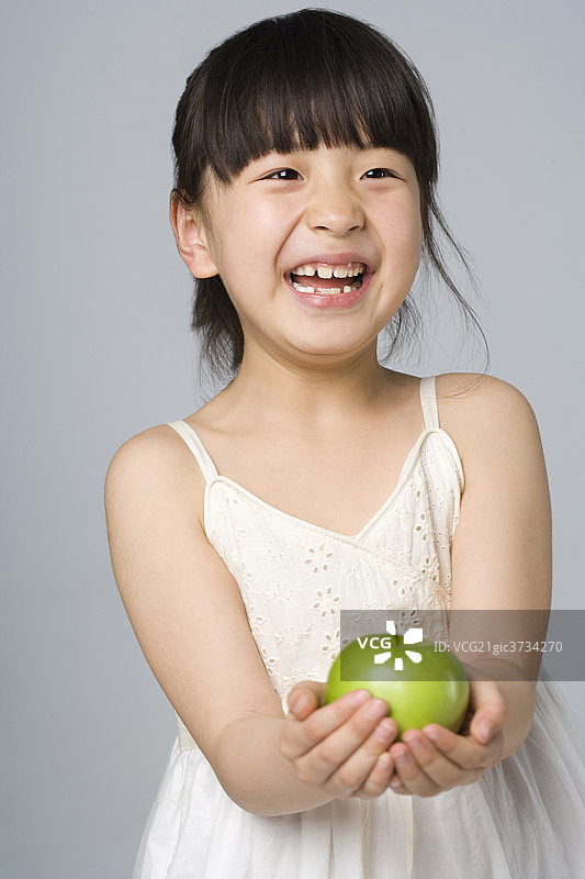 小女孩手捧苹果图片素材