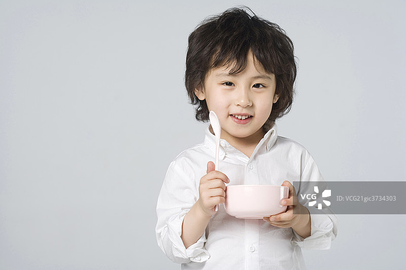 小男孩拿着碗图片素材