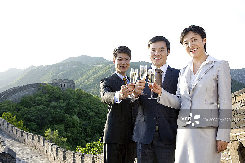 商务人士在长城喝香槟图片素材