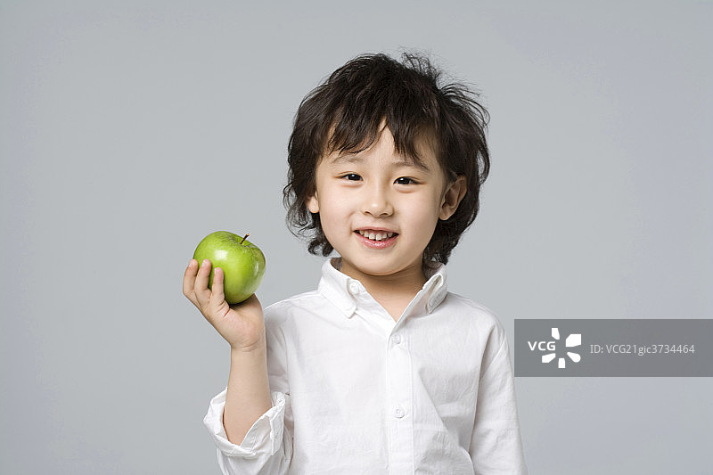 小男孩拿着苹果图片素材
