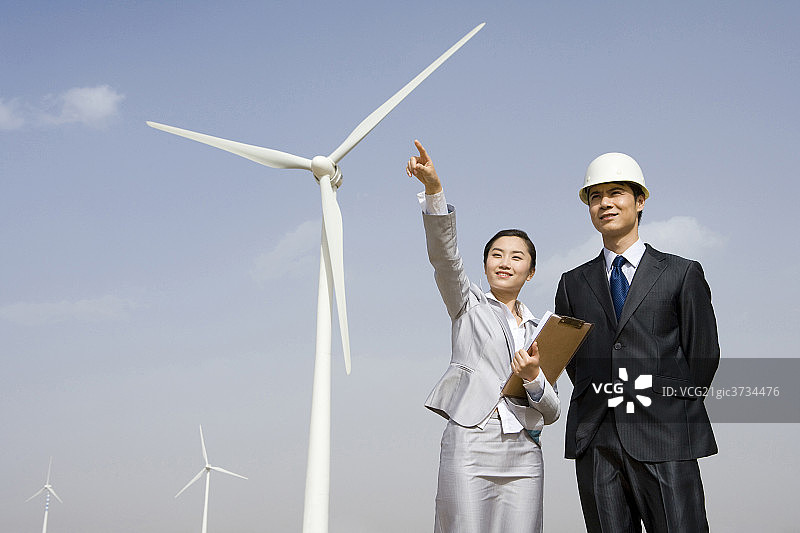 商务人士和发电风车图片素材