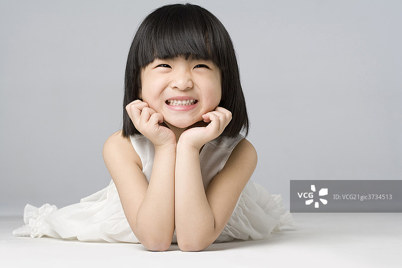 小女孩趴着图片素材