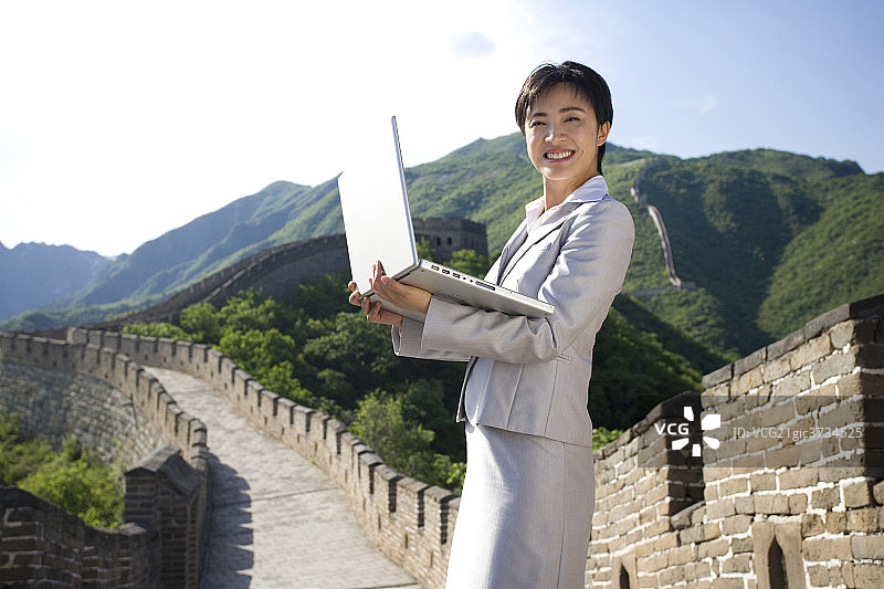 商务女士在长城用电脑图片素材