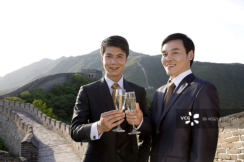 商务男士在长城喝香槟图片素材