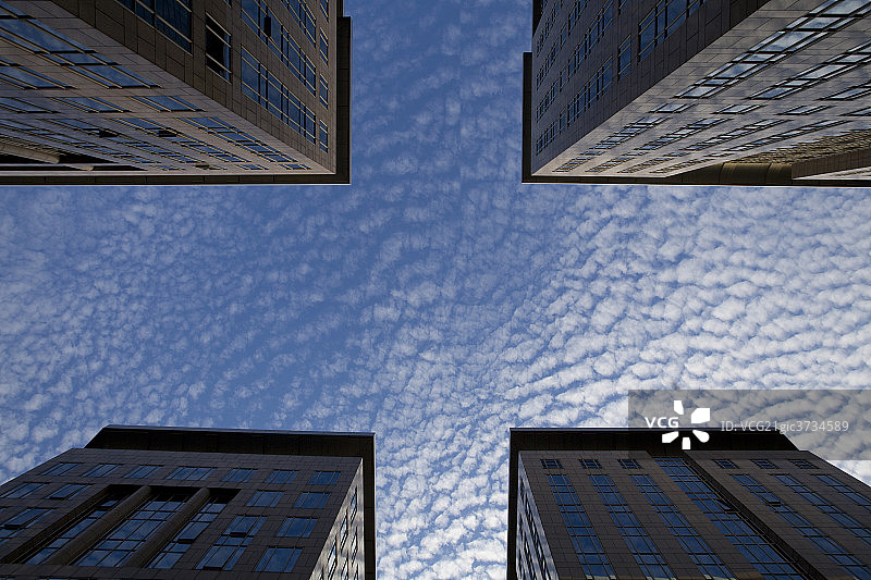 蓝色天空下的建筑图片素材