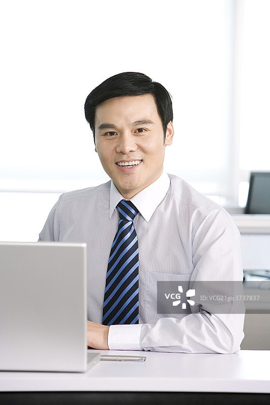 商务男士微笑图片素材