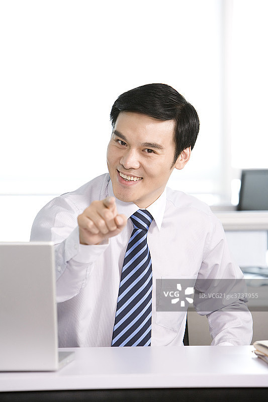 商务男士微笑图片素材