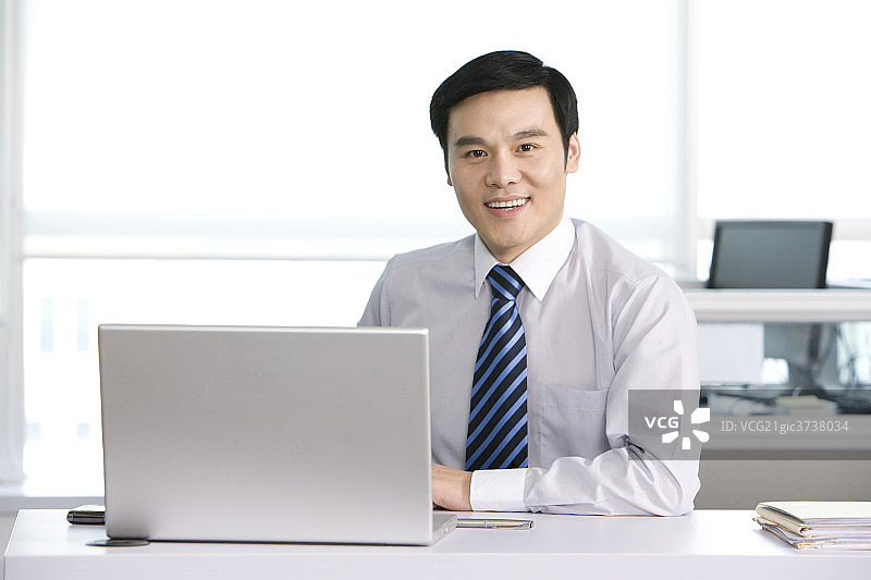 商务男士微笑图片素材